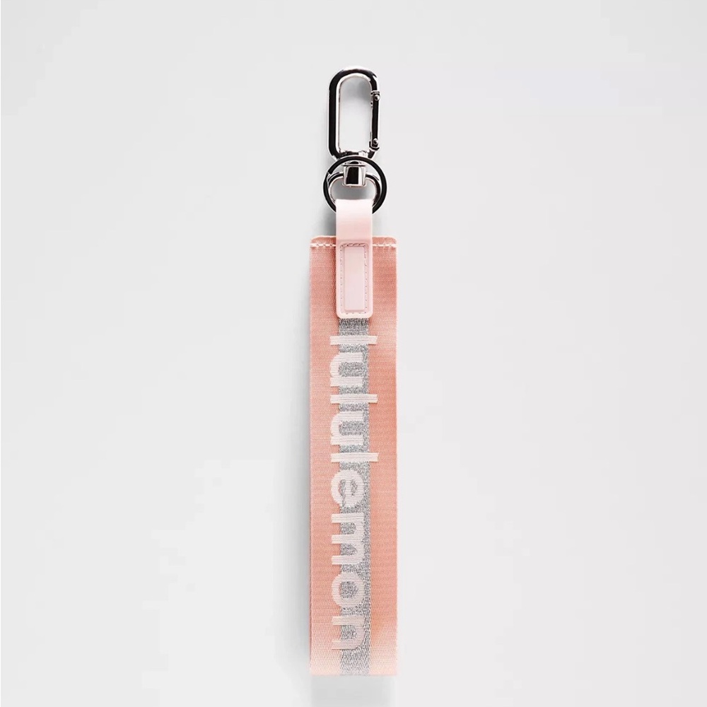 🚫sold 🚫NWT SOLD OUT LULULEMON NEVER LOST KEYCHAIN PINK MIST/SILVER - Picture 3 of 7